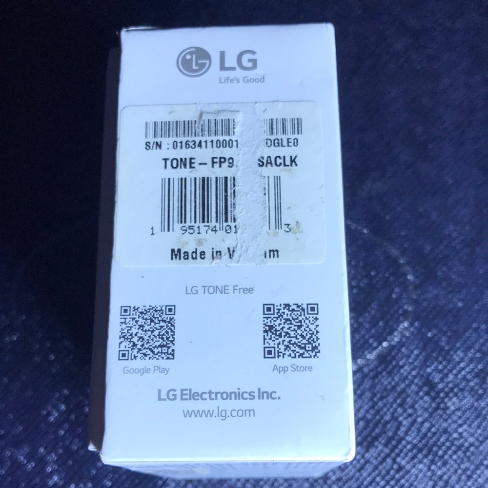 LG TONE Free Wireless Earbuds - Black - Picture 8 of 8